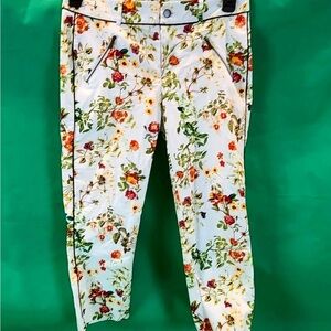 Disney Alice Through The Looking Glass Size XS 2 White Floral  Capris Pants